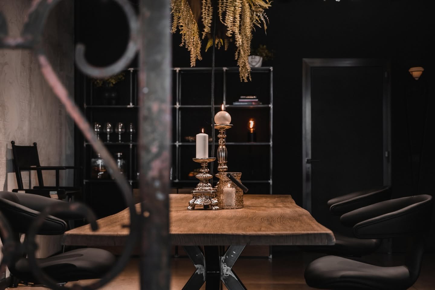 Dettaglio di candele e candelabri in ferro battuto sul tavolo